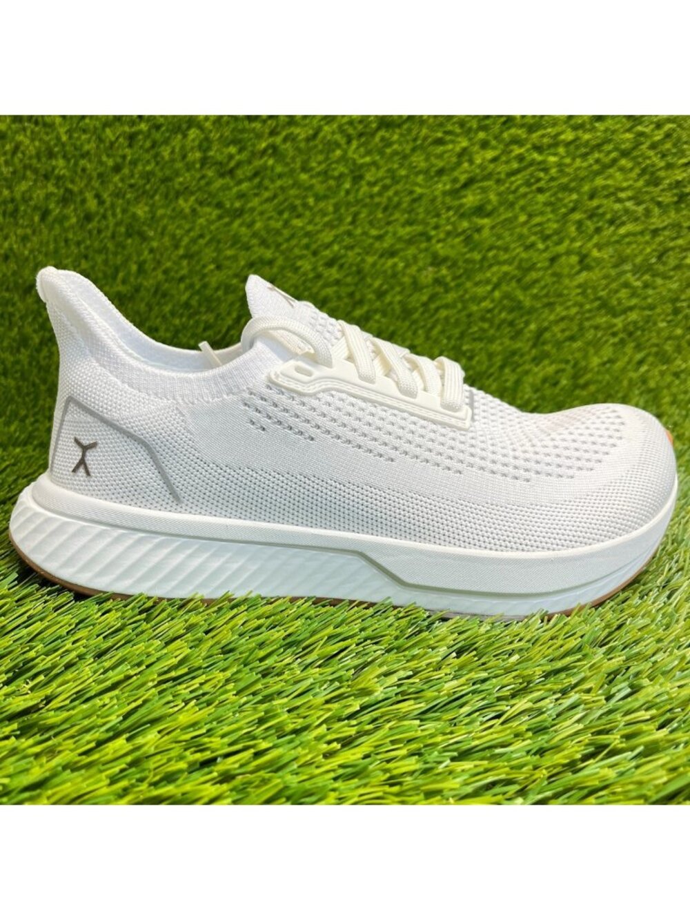 Flux Adapt Runner White Gum Womens Size 7 Running Athletic Walking Knit Shoes
